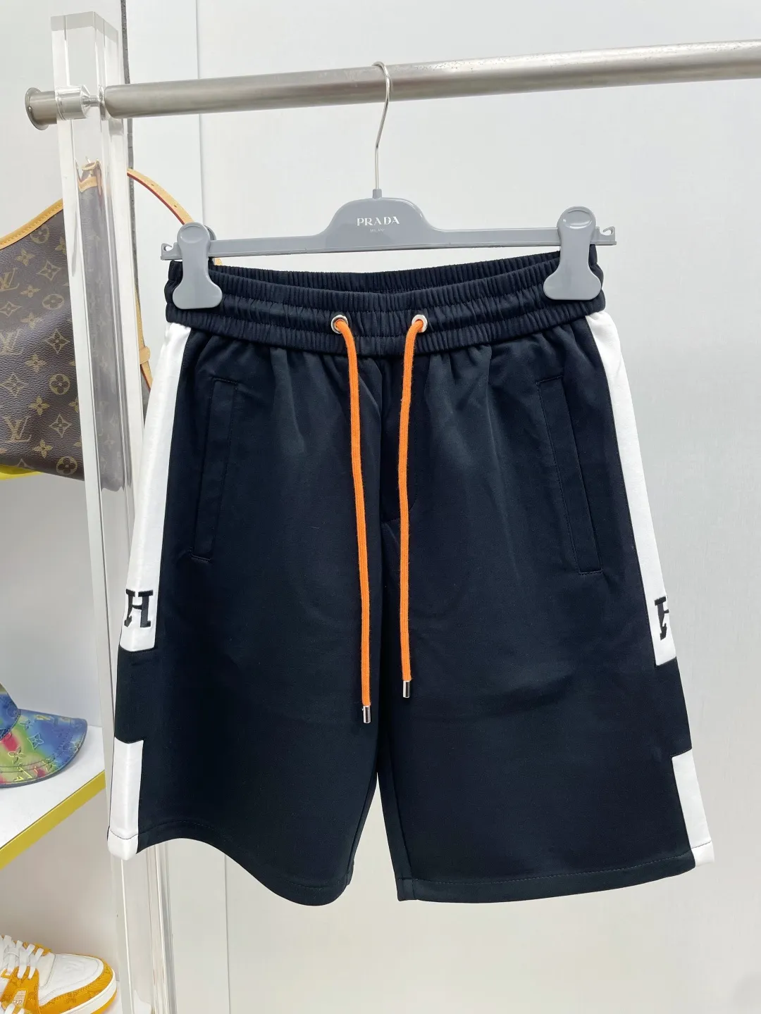 Her 2026 New Arrival Black White HH LOGO DDD 。 Classic LOGO ， ， ， 。 ， 。 Size：M-3XL